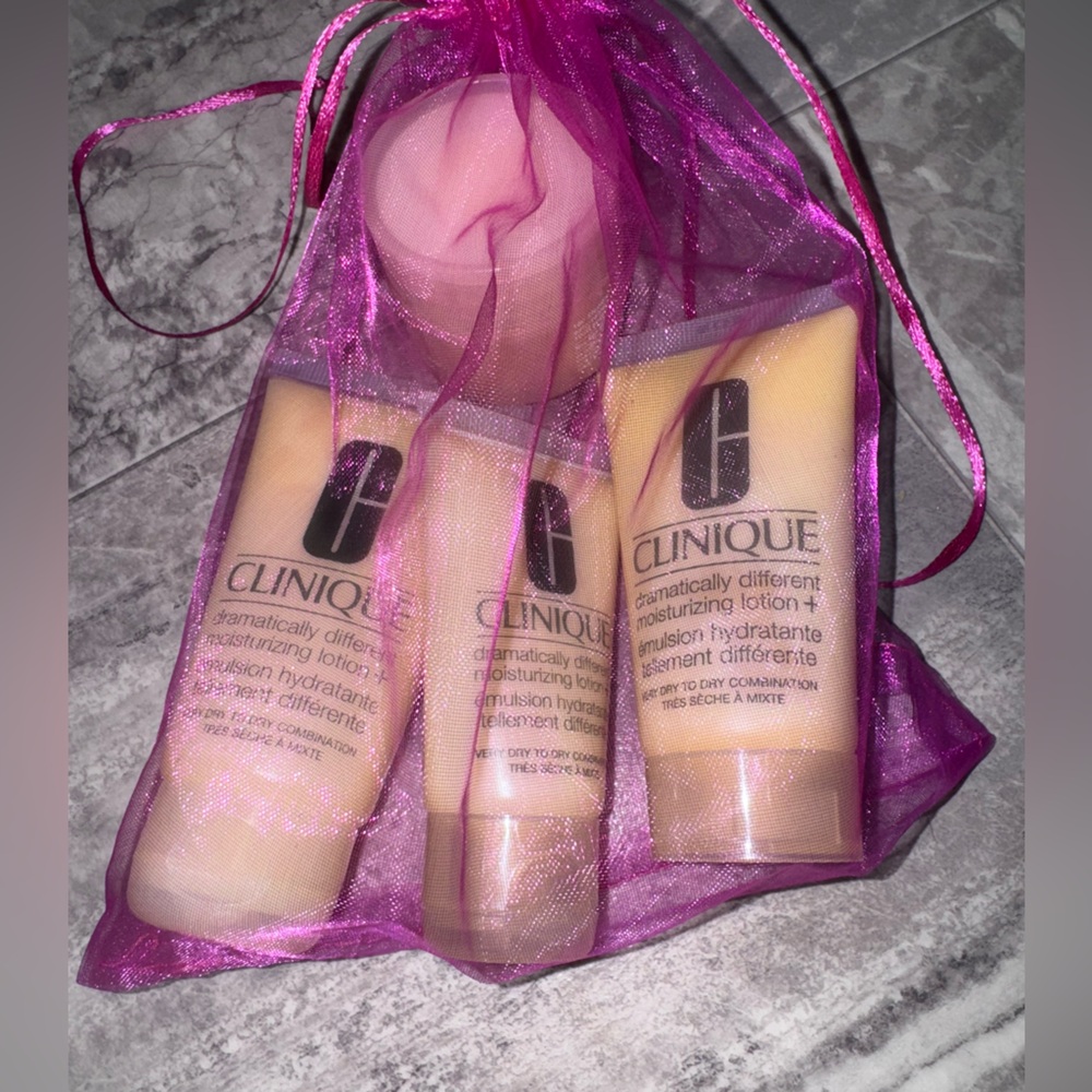 Clinique Dramatically Different Moisturizing + Very Dry to Dry Combination -Set